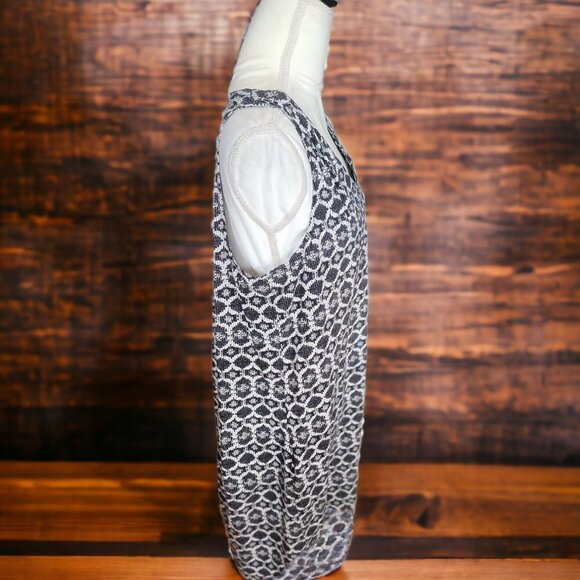 Old Navy Black & White Sleeveless Dress with Back Cut Out - in Size Large - Picture 3 of 4